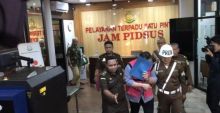 Direktur PT Maxima Integra, Joko Hartono Tirto keluar dari Gedung Kejagung RI sambil menutup wajah. foto: int 