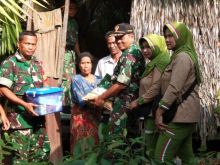 Danramil 03/Tempuling Kapten Arh Sugiyono menggelar Jumat Berkah dengan membagikan bingkisan sembako (foto/int)