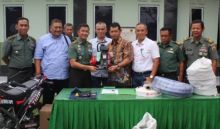 PT TH Indo Plantation (THIP) kembali menyerahkan bantuan kendaraan operasional dan peralatan pemadam kebakaran (foto/Rgo)
