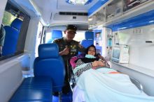 Danrem 031/WB Brigjen TNI Fadjar saat memberikan support pada Riska jelang keberangkatan ke RSPAD Jakarta.