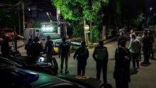 Petugas Kepolisian berjaga-jaga di lokasi tempat rekonstruksi kasus Novel Baswedan digelar. Foto: int 