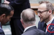 Pakai Lambang Bintang Kejora, Anggota Parlemen Australia Ini Sukses Bikin Jokowi Canggung dan Tertunduk