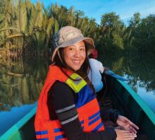 Sherina Munaf naik sampan menyusuri Sungai Hitam, Kalimantan Timur (foto/int)