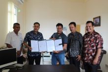 BPJS Ketenagakerjaan atau yang juga dikenal dengan BP Jamsostek melakukan penandatanganan Ikatan Kerja Sama (IKS) dengan Asosiasi Pedagang Kaki Lima (APKL) Kabupaten Indragiri Hilir (foto/Rgo)