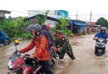 Kodim 0314/Inhil dan Koramil 01/Tembilahan menurunkan 10 orang Personil untuk membantu aktifitas masyarakat dan lalu lintas umum yang melintas di lokasi genangan air (foto/Rgo)
