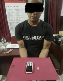 Seorang Warga Kelurahan Sekar Mawar berinisial DS (26)  diamankan Polsek Pasir Penyu di Kelurahan Tanjung Gading Kecamatan Pasir Penyu (foto/Rou)