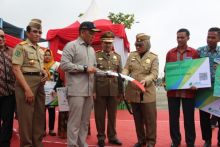 Menteri Ketenagakerjaan Ida Fauziyah menyaksikan ala5 egrek (alat potong tandan buah segar kelapa sawit) yang diperagakan Direktur Utama PT Perkebunan Nusantara (PTPN) V Jatmiko K. Santosa, disaksikan Gubernur Riau Syamsuar, disela acara peringatan Hari Kesehatan dan Keselamatan Kerja di Pekanbaru, 