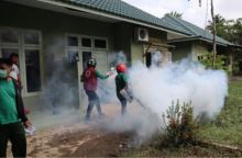 Kodim 0314/Inhil bekerja sama dengan Dinas Kesehatan Kabupaten Inhil laksanakan pengasapan/fogging diseluruh kawasan Makodim 0314/Inhil (foto/Rgo)