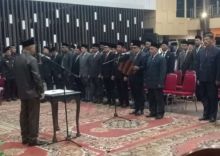 Wakil Bupati Indragiri Hilir (Inhil), Riau, Syamsuddin Uti, mengambil sumpah jabatan terhadap 97 pejabat eselon III (foto/Rgo)