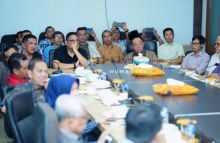 Bupati Indragiri Hilir (Inhil), Drs HM Wardan MP menggelar rapat bersama pihak Bappenas RI dan Balai Prasarana Permukiman Wilayah (BPPW) Riau (Foto/Rgo)