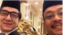 Foto Jackie Chan yang mengenakan kopiah. Foto: int 