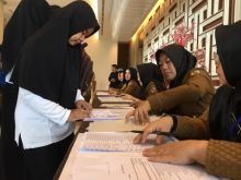 Peserta CPNS sedang mengisi absen dan registrasi online. 
