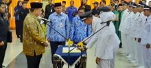 Bupati Indragiri Hulu, H Yopi Arianto SE melantik dan mengambil sumpah 62 kepala desa terpilih (foto/Rou)