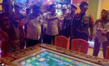 Satuan Polisi Pamong Praja dan Pemadam Kebakaran Pelalawan, menggerebek dan menutup operasional dua gelandang permainan (foto/Ardi)