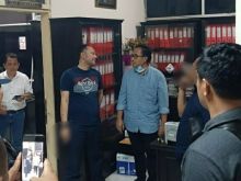 Kasidik pada Bidang Pidsus Kejati Sumut, Sri Odit Megonondo, mendampingi buron korupsi pembangunan waterpark di Nias Selatan, Johanes Lukman Lukito.(Istimewa)