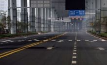 Jalanan Kota Wuhan yang tampak sepi karena warga mengurung diri di rumah. Foto: int