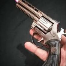 Asyik Membersihkan Pistolnya, Pria Ini Tidak Sengaja Menembak Sahabatnya Hingga Tewas Mengenaskan