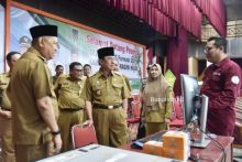 Bupati HM.Wardan di dampingi Wakil Bupati H Syamsuddin Uti meninjau pelaksanaan tes seleksi Calon Pegawai Negeri Sipil (foto/Rgo)