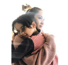 Foto yang diunggah Ashraf memperlihatkan Noah nyaman dalam dekapan sang bunda. Foto: int 