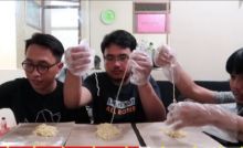 Rza Kumar mengajak teman-temannya untuk mengukur panjang mie instan (foto/int)