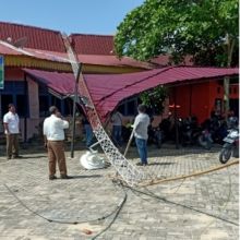 Tower radio komunikasi milik Badan Penanggulangan Bencana Daerah (BPBD) Kabupaten Pelalawan roboh (foto/ardi)