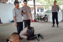 Viral Siswa Sekolah Polisi cium kaki ayahnya yang pedagang sate/foto:kompas