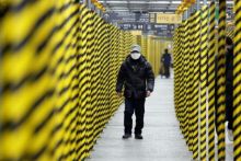 Seorang warga melintasi salah pusat keramaian di Kota Daegu, yang mendadak sepi akibat wabah virus Corona. Foto: int 