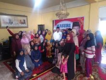 Bakal calon (Balon) Bupati Bengkalis Masuri, SH alias Mas Bagong menyapa warga Duri (foto/hari)