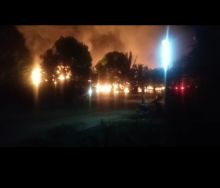 musibah kebakaran melanda setidaknya 8 unit rumah dan 1 unit Rush di pemukiman warga padat penduduk di daerah Kampung Dalam Pinang Sebatang, Kecamatan Tualang (foto/Lin)