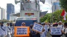 Emak-emak pun ikut turun dalam aksi damai 212 yang mengangkat isu korupsi. Foto: int 