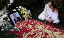 Bunga Citra Lestari dan Noah di makam Ashraf Sinclair. Foto: int