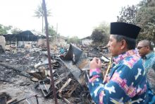 Bupati Siak Alfedri mengunjungi korban musibah kebakaran Mess Supir PT Arara Abadi (foto/Lin)