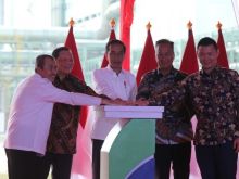 Momen Jokowi menekan sirine tanda peresmian pabrik.