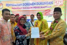 Pasangan Bakal Calon Perseorangan pada pemilihan Bupati dan Wakil Bupati Kabupaten Indragiri Hulu, Rezita Meylani - Junaidi Rachmat (Rajut) mendatangi KPU (foto/Rou)