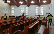 Petugas menyemprotkan disinfectan di ruangan gereja Shincheonji /PHOTO: REUTERS