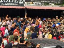 Aksi dorong anatar petugas dan pedagang (put)