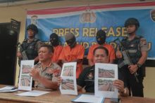 Direktur Polair Polda Riau Kombes Pol Baddarudin didampingi Kasubdit Gakkum AKBP Wawan Setiawan. (Foto. Amri)