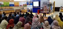 Sri Aisyah, psikolog PT CPI, memberikan materi mengenai tehnik wawancara dan membuat CV yang baik