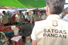 Petugas Satgas Pangan Ditreskrimsus Polda Riau saat mengecek kestabilan harga dan ketersediaan bahan pokok. (Foto. Amri)