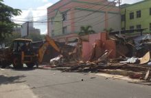 Alat berat ratakan kios di Jalan Hos Cokroaminoto (put)