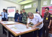 Wakil Bupati H.Syamsuddin Uti menghadiri Deklarasi Janji Kinerja dan Pencangan Pembangunan Zona Integritas menuju Wilayah Bebas Korupsi (WBK) dan Wilayah Birokrasi Bersih dan Melayani (WBBM) dengan Kantor Imigrasi Kelas II TPI dan Lembaga Pemasyarakatan Kls II (foto/Rgo)