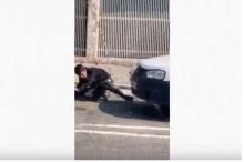 Seorang anak sekolah di Iran yang diduga terinfeksi Covid-19 ambruk di jalan. Foto/IB Times