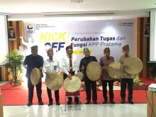 Momen Kakanwil DJP Riau bersama jajaran menepuk kompang tanda diberlakukannya