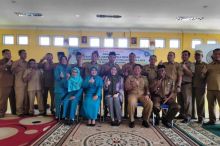 Ketua Tim Penggerak Pemberdayaan dan Kesejahteraan Keluarga (TP PKK) Kabupaten Indragiri Hulu (Inhu), Rezita Meylani Yopi SE hadiri serah terima jabatan kepala desa (kades) terpilih (foto/Rou)