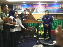 Kepala Dinas Sosial, Chairani memukul gong secara simbolis tanda dibukanya Tenu Karya Kota Pekanbaru 