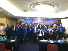 Momen foto bersama Ketua Karang Taruna terpilih, Ade Fitra dengan jajaran pengurus 