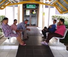 Pengunjung di RSUD Arifin Achmad mulai pakai masker, sejak kabar satu pasien suspect virus corona dirawat disana (foto/dok)