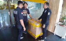 Salah satu kardus berisi masker yang diamankan pihak Kepolisian. Masker tersebut rencananya akan dikirim ke New Zealand. Foto: int  