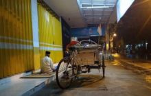 Seorang kakek yang tengah shalat di emperan toko (foto/int)