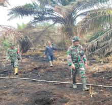 Pasca hujan yang mengguyur Karhutla yang terjadi di Parit Minang, Kelurahan Sungai Salak pada Kamis (05/03/2020), Danramil 03/Tempuling Kapten Arh Sugiyono mengerahkan para anggota Koramil 03/Tempuling untuk melaksanakan patroli (foto/Rgo)